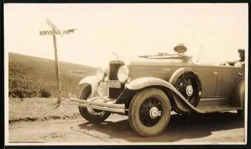 Fotografie Auto Chevrolet Cabrio, PKW vor Wegweiser Knysna in Südafrika