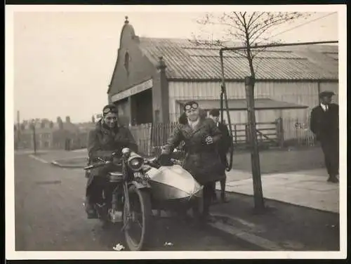 Fotografie Motorrad mit Seitenwagen, Paar mit Schutzbrille nebst Krad