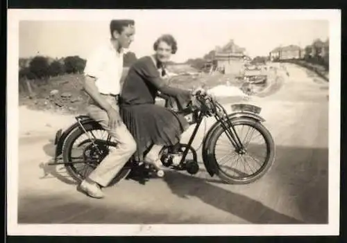 Fotografie Motorrad, Paar auf LKRAD sitzend