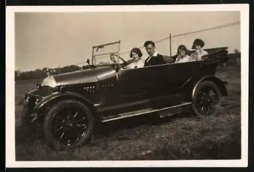 Fotografie Auto Morris Oxford Cabrio, Familie mit PKW in Laindon / Essex 1931
