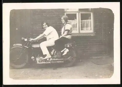 Fotografie Motorrad Norton, Mädchen mit Zöpfen auf Krad sitzend 1930