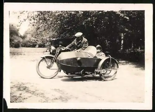 Fotografie Motorrad mit Seitenwagen, Vater und Sohn bei einer Ausfahrt
