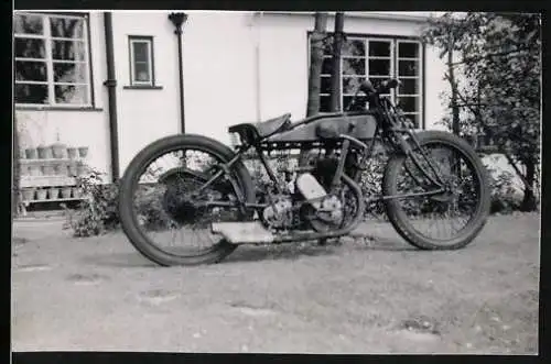 Fotografie Motorrad Mars, Krad verrottet im Vorgarten