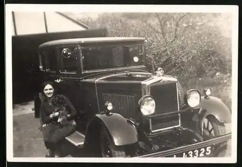 Fotografie Auto Limousine, Mädchen mit Hund auf Trittbrett sitzend