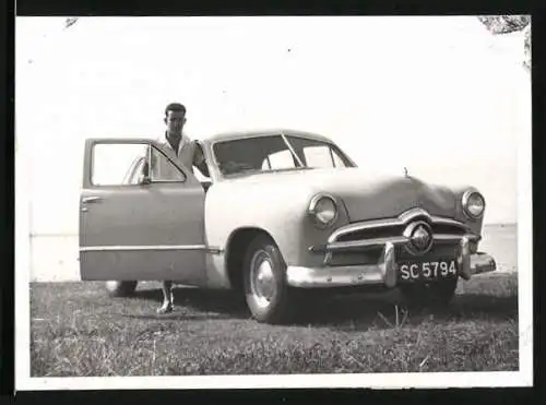 Fotografie Auto Ford, stolzer Bursche mit seinem PKW