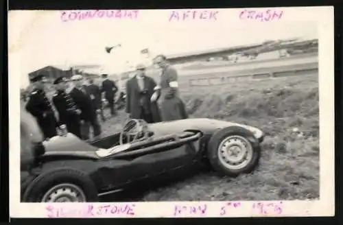 Fotografie Auto Rennwagen nach einem Crash in Silverstone 1956