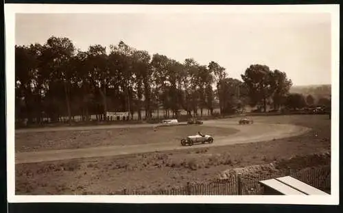 Fotografie Auto-Rennen, Rennwagen auf Rennstrecke Brands Hatch