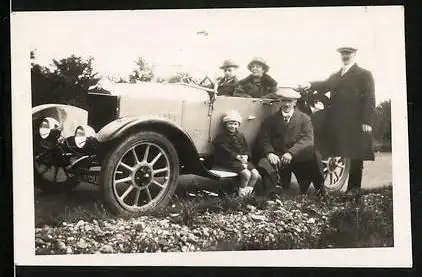 Fotografie Auto Cabriolet, Reisegesellschaft macht Rast