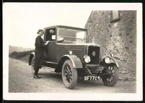 Fotografie Auto, hübsches Mädchen steht am PKW