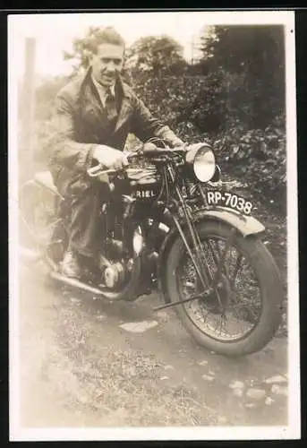 Fotografie E. Y. Stuckey, Northampton, Motorrad Ariel, Gentleman auf Krad sitzend