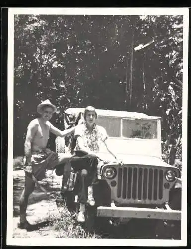 Fotografie Auto Willys MB Jeep, Paar mit Geländewagen