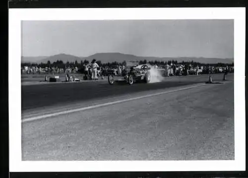 Fotografie John Dutton, Victoria B.C., Dragster Autorennen, Rennwagen wärmt seine Reifen an