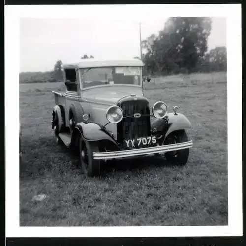 Fotografie Auto Ford, Pritschenwagen mit Kennzeichen YY 7075