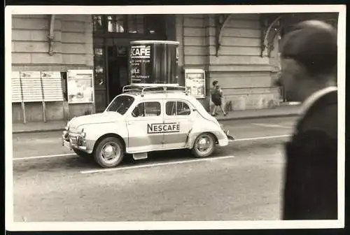 Fotografie Auto Renault, PKW mit Nescafe Reklame am Bahnhof in Montreux