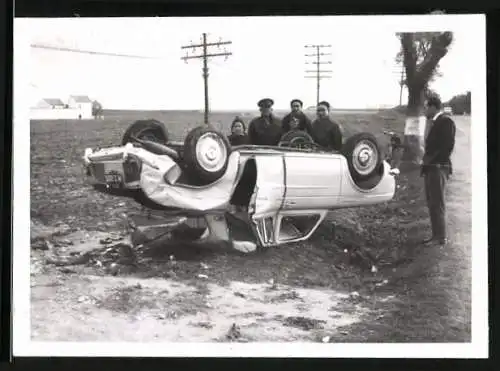 Fotografie Auto Renault Dauphine, Wrack nach Unfall auf der Strasse Madrid-Toledo 1959