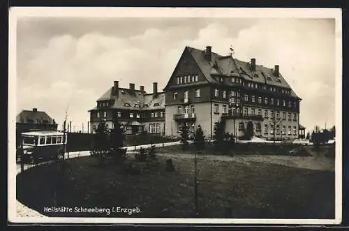 AK Schneeberg i. Erzgeb., Strassenpartie mit Heilstätte und Autobus
