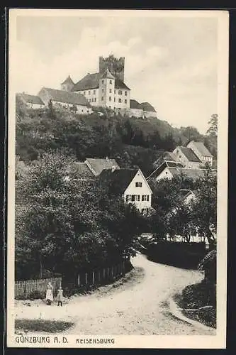 AK Günzburg a. D., Blick von einer Strasse zur Reisenburg