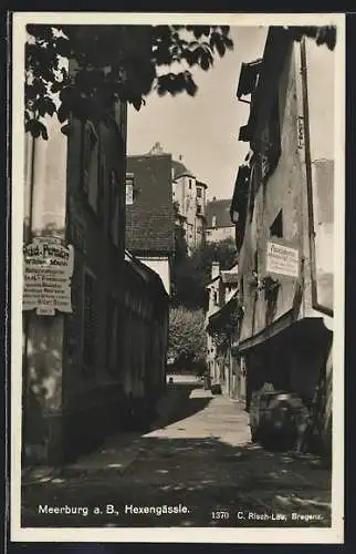 AK Meersburg, Strasse Hexengässle mit Hotel & Pension Zum wilden Mann und Ansichtskartengeschäft