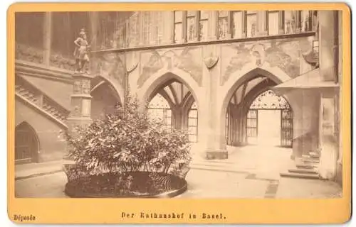 Fotografie A. Varady & Co., Basel, Ansicht Basel, Rathaushof um 1880