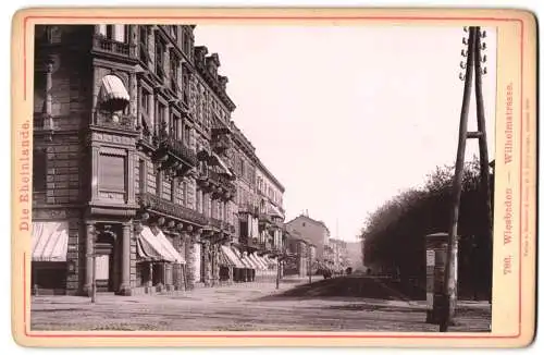 Fotografie Römmler & Jonas, Dresden, Ansicht Wiesbaden, Wilhelmstrasse mit Ladengeschäften und Litfasssäule 1889