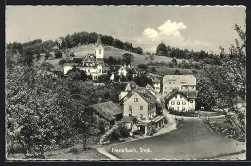 AK Nestelbach, die Kirche zwischen den Wohnhäusern