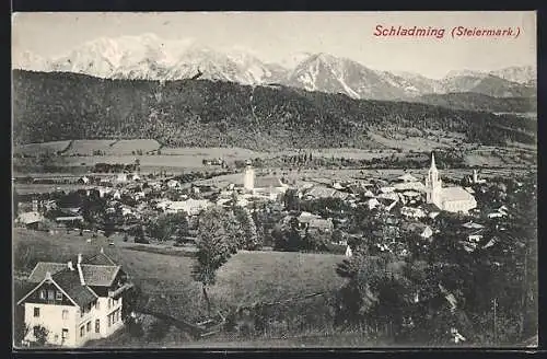 AK Schladming, Panoramablick auf Ort und Alpen