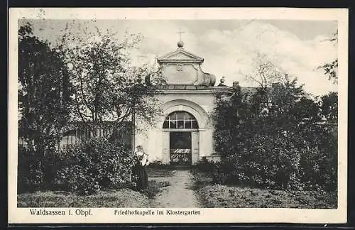 AK Waldsassen /Obpf., Friedhofkapelle im Klostergarten, mit Nonne