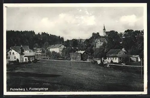 AK Fichtelberg /Fichtelgebirge, Ortsansicht von einer Wiese aus