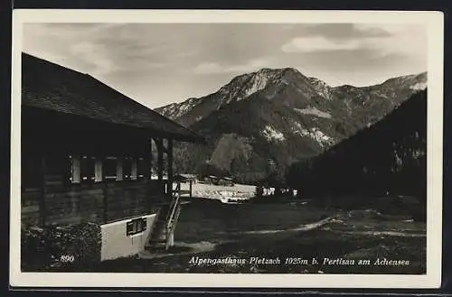 AK Pertisau am Achensee, Das Alpengasthaus Pletzach gegen die Berge