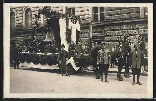 Foto-AK Wien, Gewerbefestzug 1929, Gelbgiesserwagen, Kirchglocke, Pferdegespann