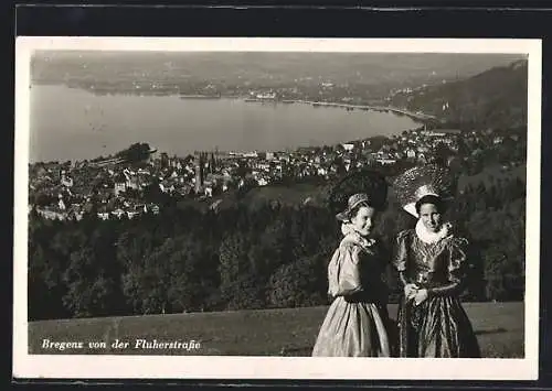 AK Bregenz am Bodensee, Stadtansicht von der Fluherstrasse, Bregenzerinnen in Tracht