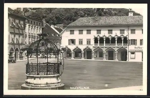 AK Bruck a. d. Mur, Platz mit Brunnen und Café