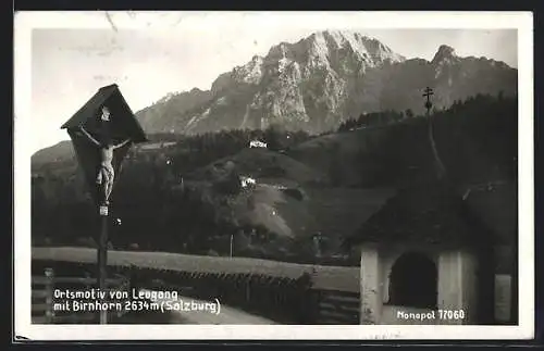 AK Leogang, Ortspartie mit Flurkreuz und Birnhorn