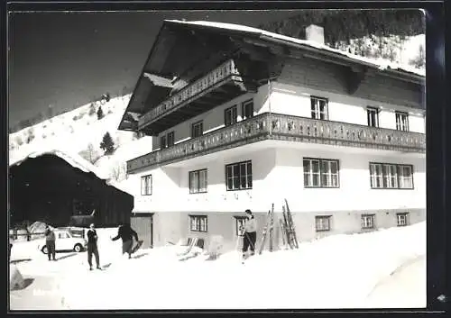 AK Schladming, Mandling, Gasthof Mayrhof Johann Trinker mit Skifahrern