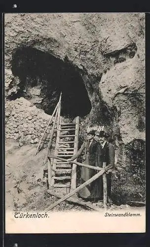 AK Muggendorf, Steinwandklamm, Paar vor dem Türkenloch