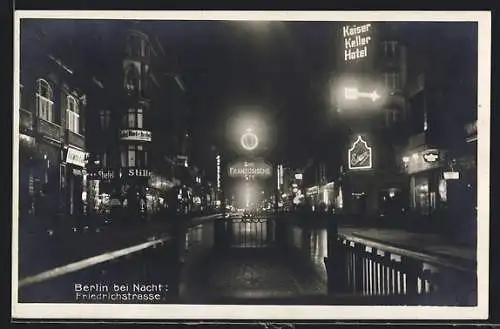 AK Berlin, Friedrichstrasse mit Kaiser-Keller-Hotel bei Nacht