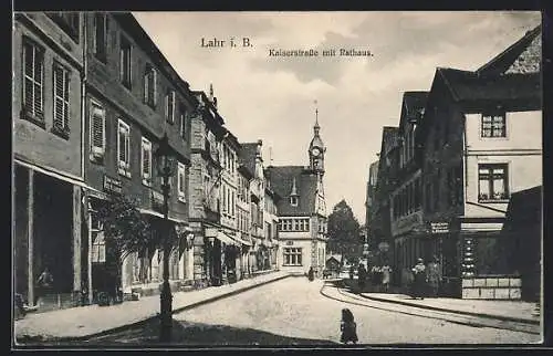 AK Lahr i. B., Kaiserstrasse mit Geschäften und Rathaus