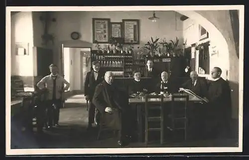 Foto-AK Göttweig, Gasthof Stiftskeller, Gäste am Tisch