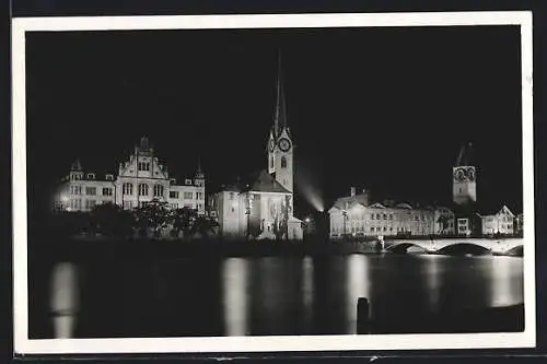 AK Zürich, Fraumünster und St. Peterskirche bei Beleuchtung