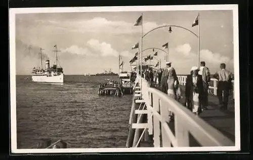 AK Binz auf Rügen, Landungsbrücke mit Dampfer