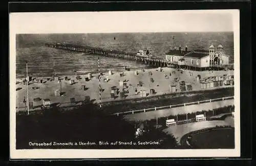 AK Zinnowitz a. Usedom, Ostseebad, Blick auf Strand und Seebrücke