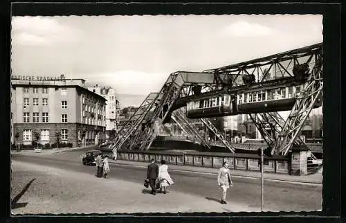 AK Wuppertal-Elberfeld, Städtische Sparkasse mit Schwebebahn am Mäuerchen