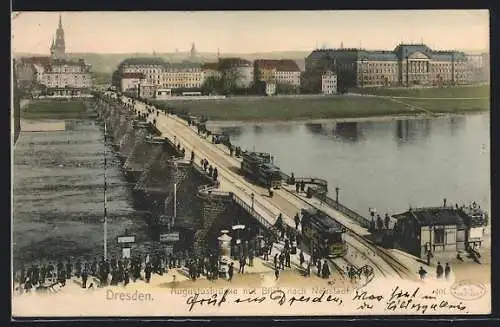 AK Dresden-Neustadt, Augustusbrücke mit Blick nach Neustadt, Strassenbahnen