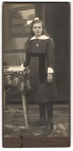 Fotografie Fr. A. Oenicke, Putlitz, junges Mädchen im Kleid mit langen offenen Haaren und Haarschleife