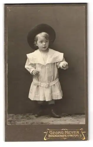 Fotografie Georg Meyer, Braunschweig, süsses kleines Mädchen im hellen gestreiften Kleid mit Hut