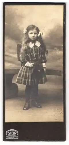 Fotografie F. Stein, Berlin, niedliches kleines Mädchen im karierten Kleid mit Schulranzen und lockigen Haaren