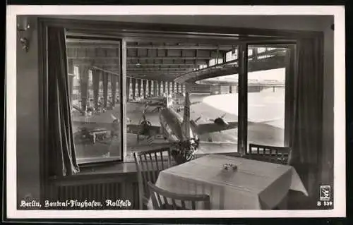 AK Berlin, Zentral-Flughafen, Rollfeld vom Restaurant gesehen