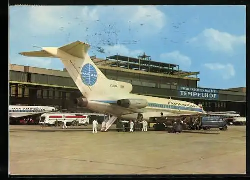 AK Berlin, Flughafen Tempelhof mit Flugzeug der Pan American