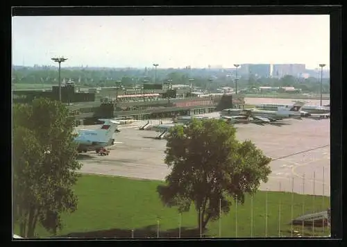 AK Berlin-Schönefeld, Flugzeuge stehen auf dem Flughafen