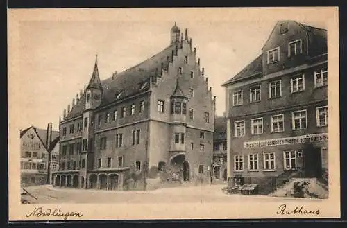 AK Nördlingen, Strassenpartie mit Gasthaus zur goldenen Sonne und Rathaus